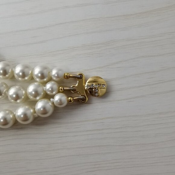 Vivienne Westwood Irregular Three Row Pearl Bas Relief Choker in gold - Picture 6 of 9